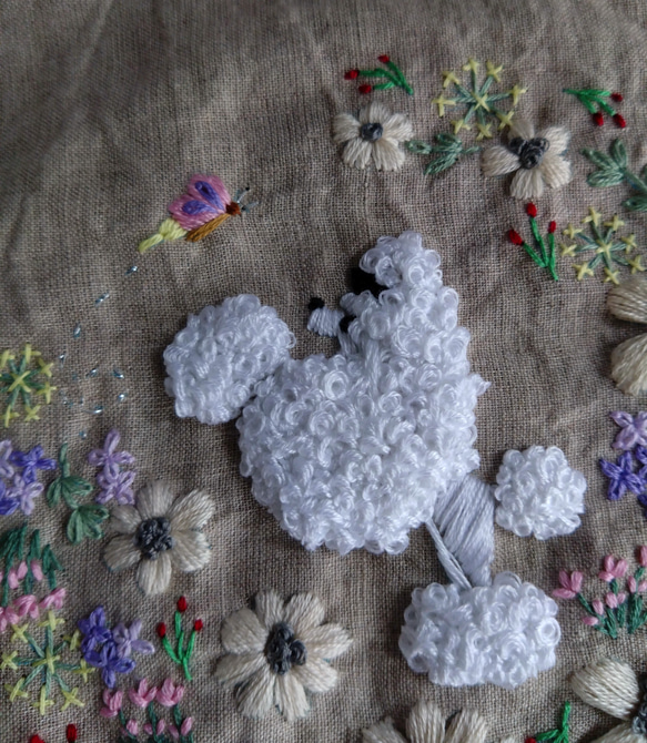 花に遊ぶ白いプードル刺繍とお花のマルチクロス（掛け布） 6枚目の画像