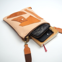 [獨一無二] 拉鍊迷你手拿包（皮革拼接/米色）皮革智慧型手機單肩包 第3張的照片