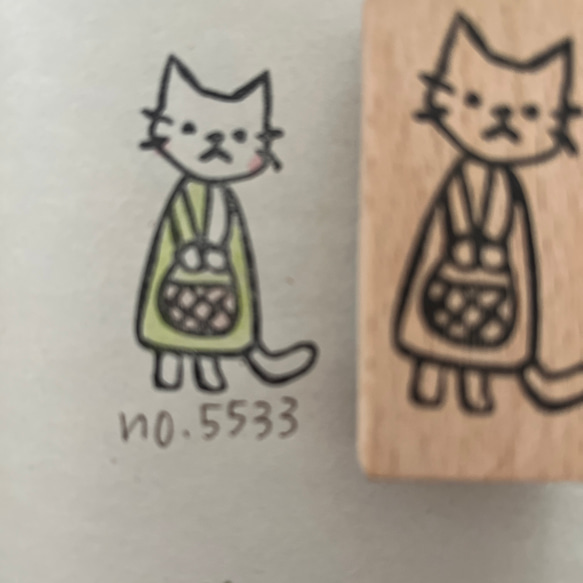 スタンプ　No. 5533籠を持った猫 1枚目の画像