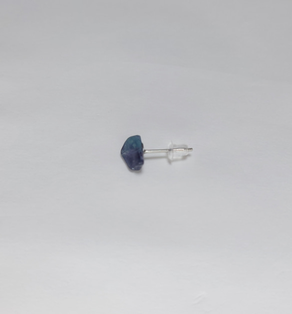 単品 フローライト (濃青・濃紫) ピアス サージカル仕様 キャッチはシリコン [24] FL_24 4枚目の画像