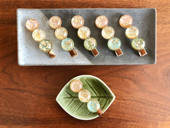 【金箔入り 三色団子】髪留め ヘアクリップ  フェイクフード ミニチュアフード スイーツデコ 1枚目の画像