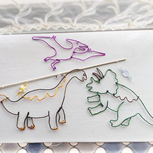 恐竜のモビール サンキャッチャー トリケラトプス プテラノドン