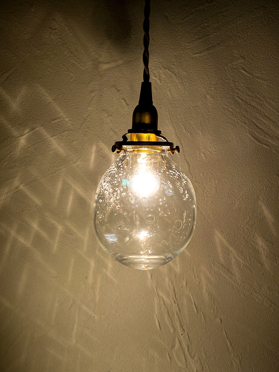 真鍮とガラスの照明が室内を幻想的に照らすペンダントライト