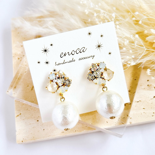 ビジューと大ぶりコットンパールのピアス／イヤリング（ホワイト  