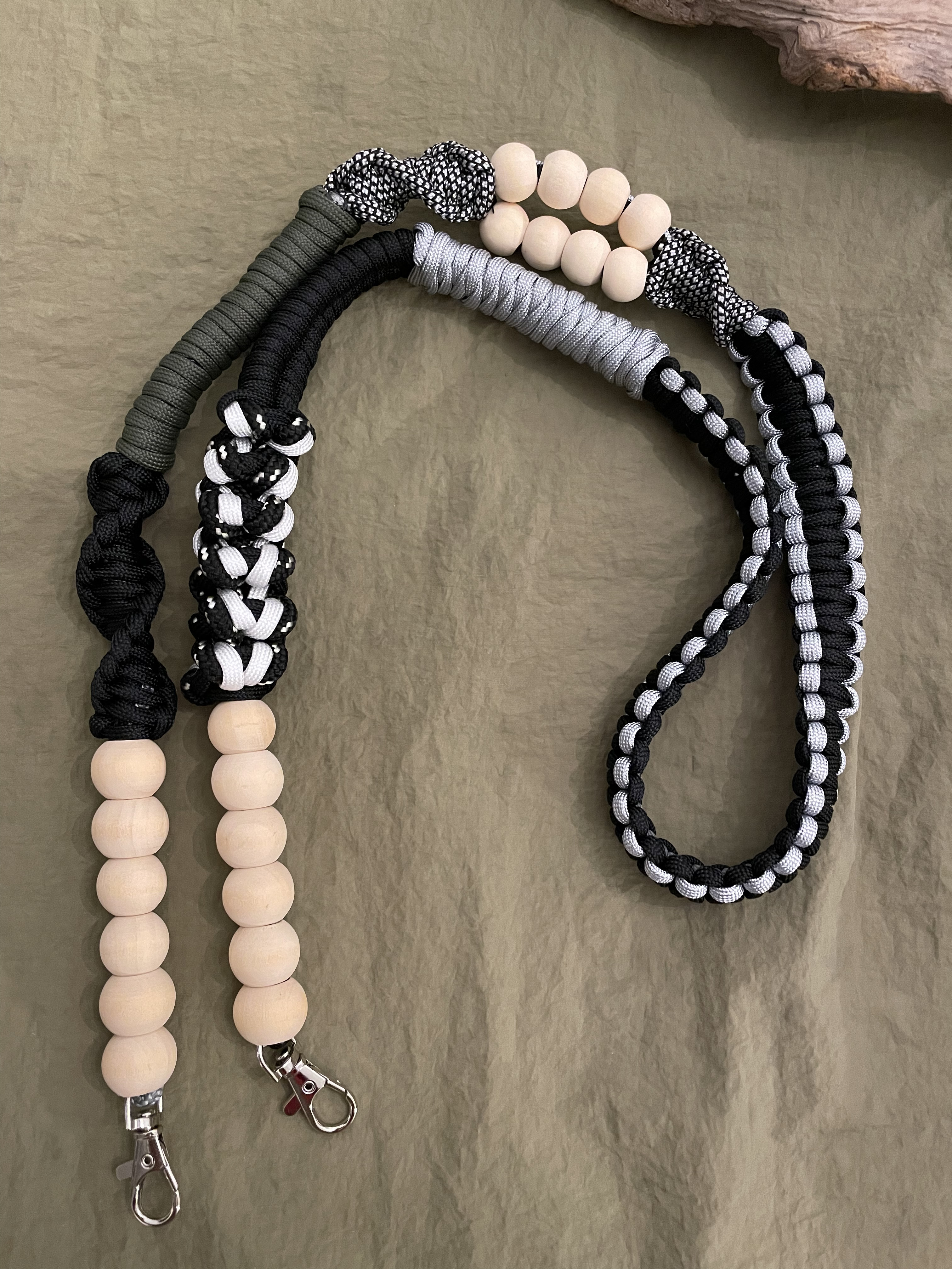 wood ballとパラコードのストラップ　monotone×khaki