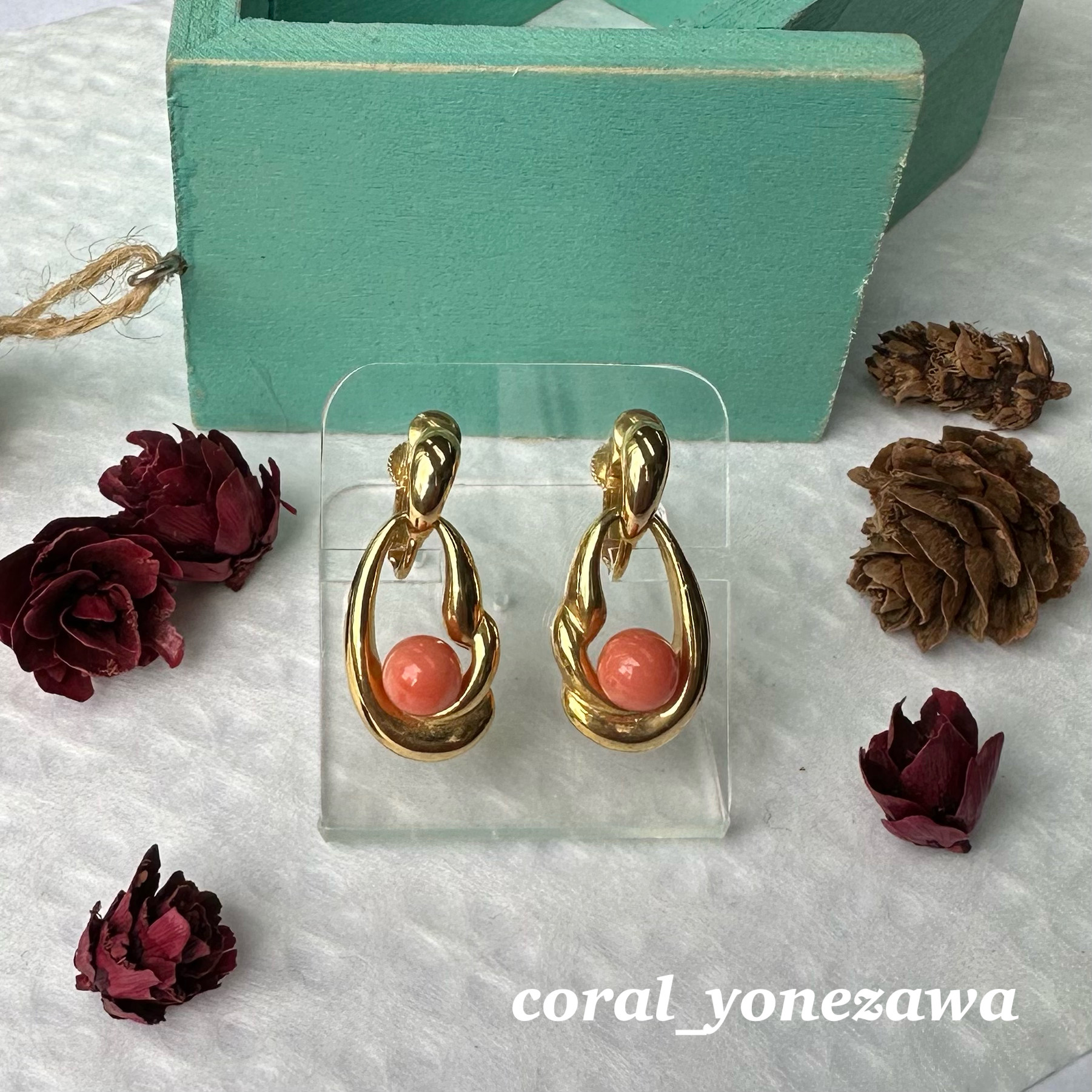 ピンク珊瑚玉付きデザインイヤリング　真鍮製ネジバネ式ゴールドカラー　R50912Y1 4,675円