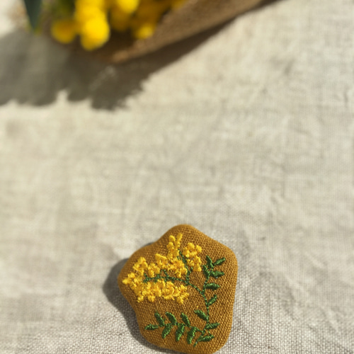 刺繍ミモザブローチ ブローチ Kobo-Nadeshiko 通販 16536140｜Creema