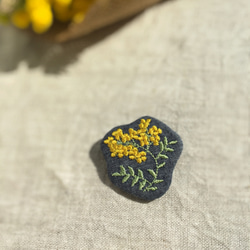 刺繍ミモザブローチ 3枚目の画像