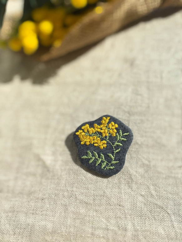 刺繍ミモザブローチ 3枚目の画像