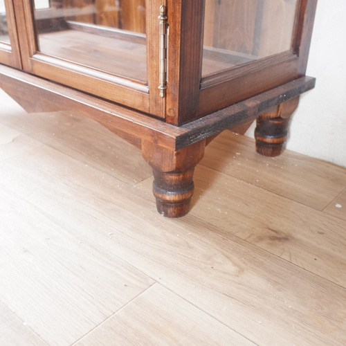 ろくろ脚のガラスキャビネット 観音開きタイプ ダークブラウン塗装