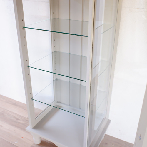 ろくろ脚のガラスキャビネット 観音開きタイプ ダークブラウン塗装