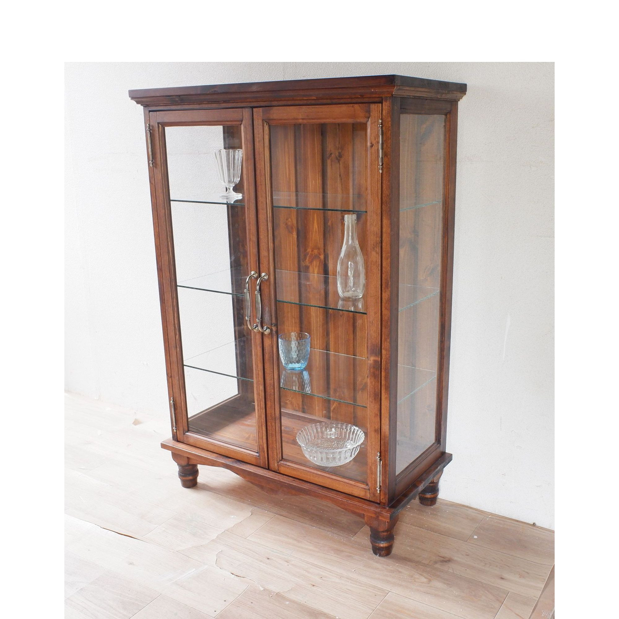 ろくろ脚のガラスキャビネット　観音開きタイプ　ダークブラウン塗装