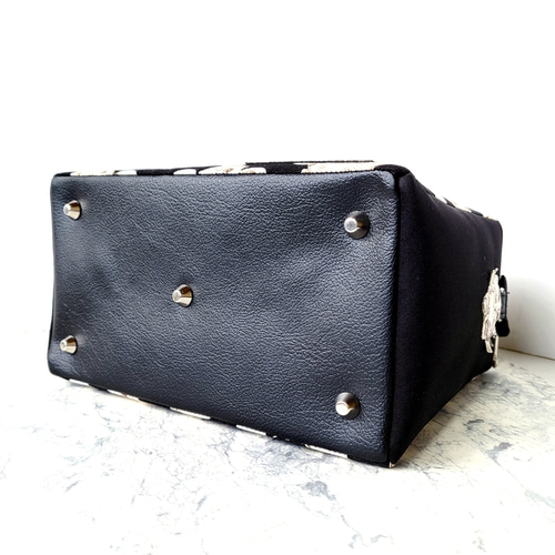 調節可能なリボン持ち手のBOX型がま口バッグ(ジョリーフルール)黒