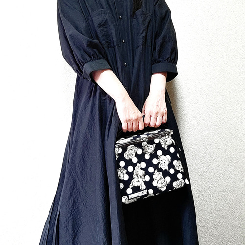 調節可能なリボン持ち手のBOX型がま口バッグ(ジョリーフルール)黒