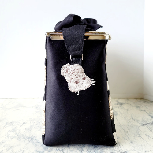 調節可能なリボン持ち手のBOX型がま口バッグ(ジョリーフルール)黒