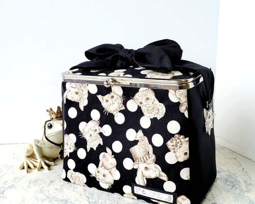 調節可能なリボン持ち手のBOX型がま口バッグ(ジョリーフルール)黒