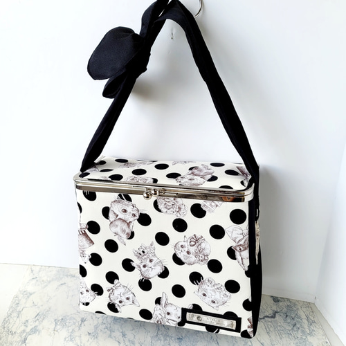 調節可能なリボン持ち手のBOX型がま口バッグ(ジョリーフルール)黒