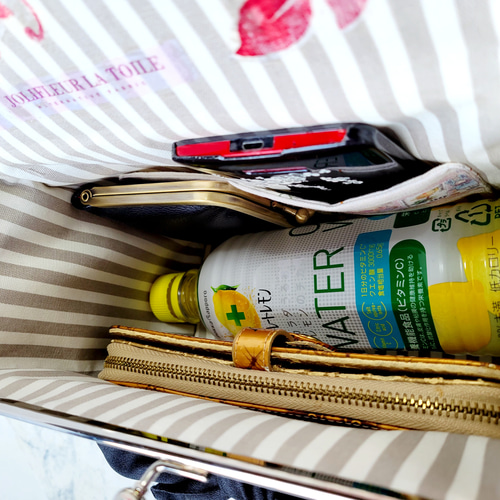 調節可能なリボン持ち手のBOX型がま口バッグ(ジョリーフルール)黒