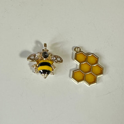 蜂と蜂の巣 チャーム 各1個 セット 3枚目の画像