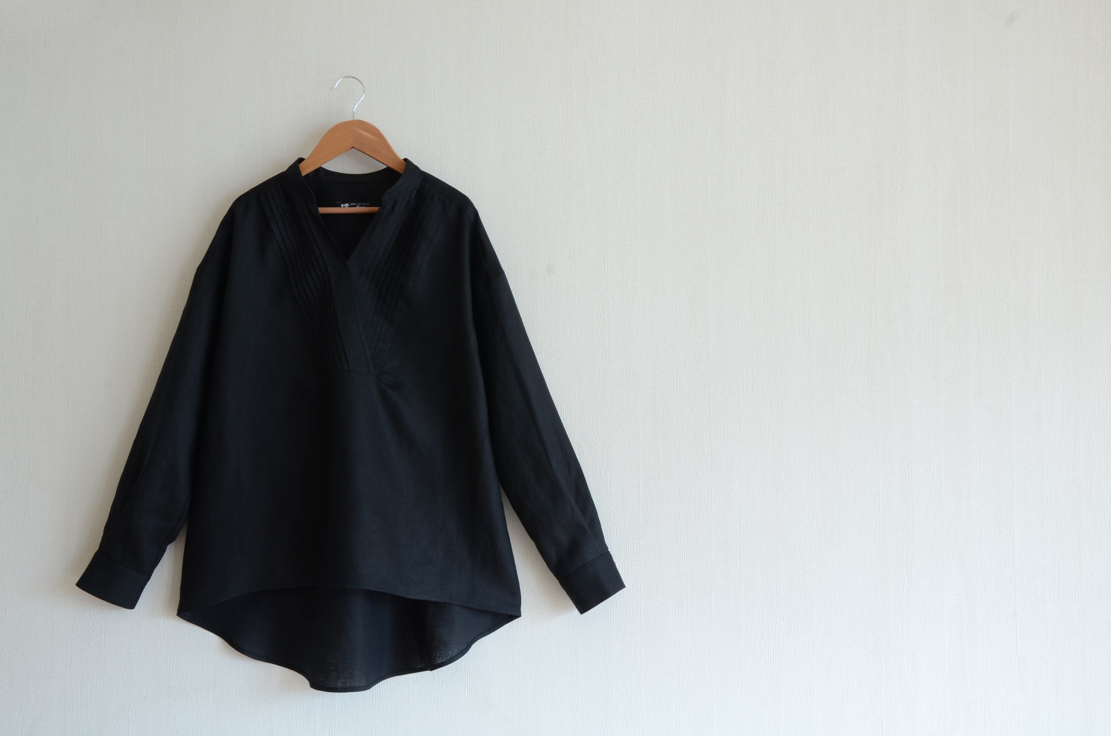 リネンのピンタックプルオーバーブラウス　リネン100％　ブラック