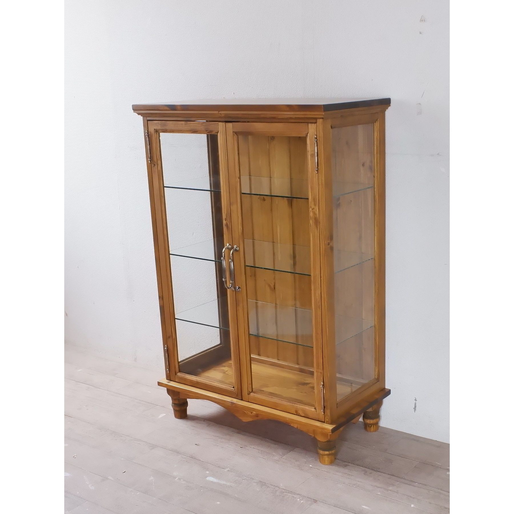 ろくろ脚のガラスキャビネット　観音開きタイプ　ライトオーク塗装