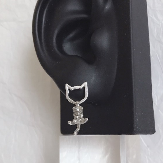 子猫をくわえる母猫ピアス・イヤリング（片耳）