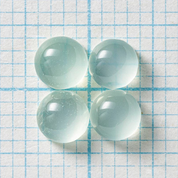 4粒売り　アップルグリーンカルセドニーAAA　ラウンド　カボション4×4mm 3枚目の画像