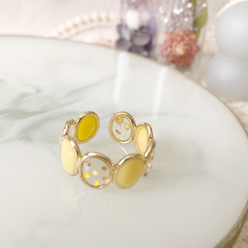 レジンヘアゴム 大ぶりお花リング氷白オレンジイエローマトリカリア