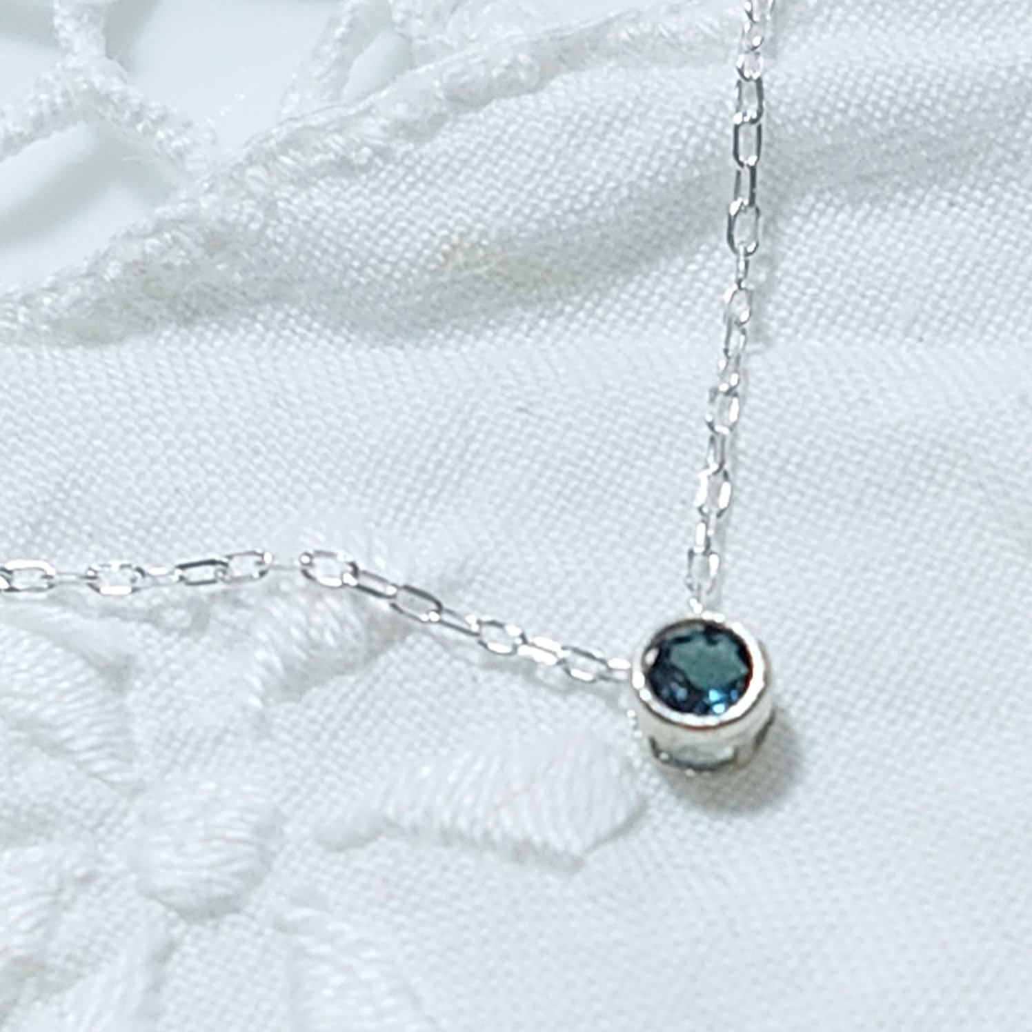 ブルートパーズのペンダント 深いブルーが美しいシルバーに映える蒼いラウンドカットの石です。 7,920円