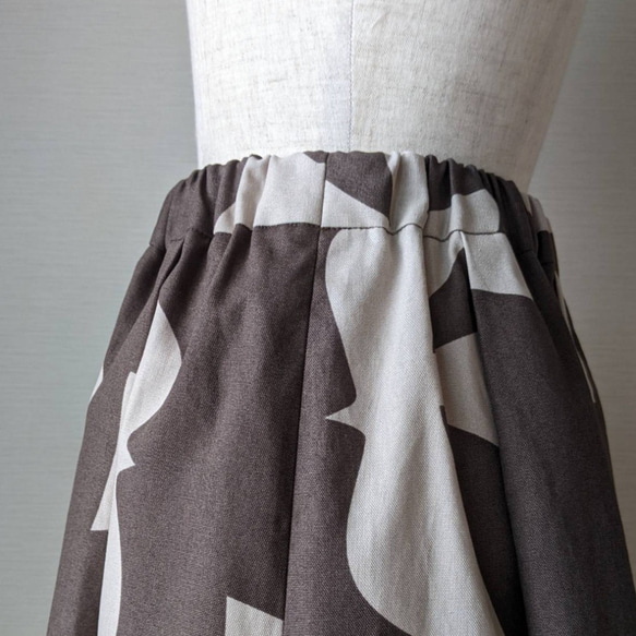 すっきりシルエットのタックギャザースカート・バード　ブラウン×ベージュ　 コットン100% 5枚目の画像
