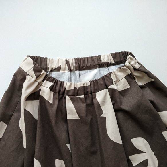 すっきりシルエットのタックギャザースカート・バード　ブラウン×ベージュ　 コットン100% 4枚目の画像