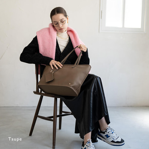 美品 FURLA リクルート 通勤 通学 ブラック ハンドバッグ A4 PC収納 フルラ】A4サイズ通勤バッグ