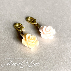 【MariaGLace】ローズチャーム 1.3cm 薔薇 お花 ストラップやキーリング、 ポーチなどにつけても 2枚目の画像