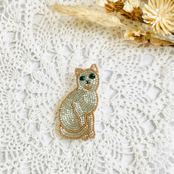 【再制作】ビーズ刺繍の猫ブローチ・ロシアンブルー 1枚目の画像