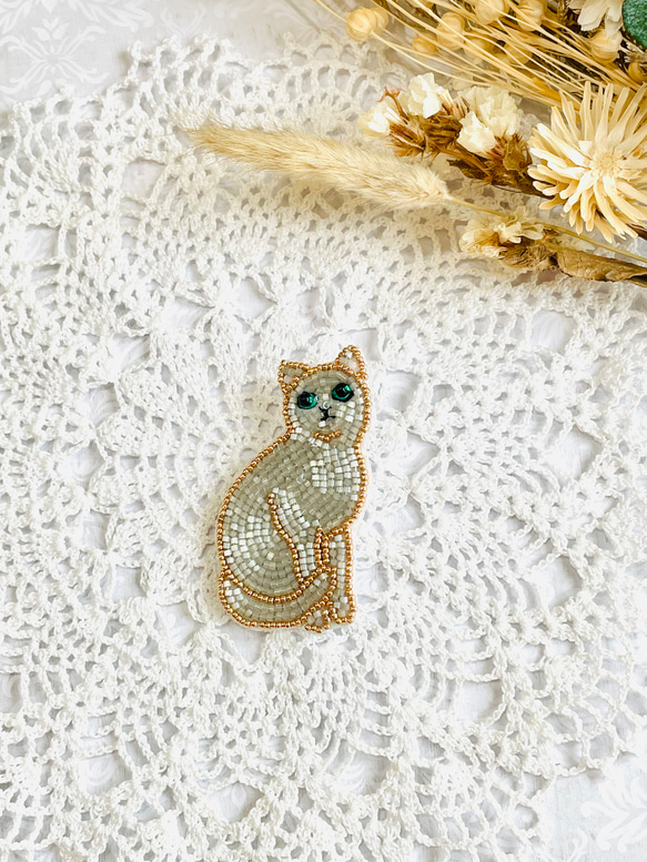 【再制作】ビーズ刺繍の猫ブローチ・ロシアンブルー 1枚目の画像