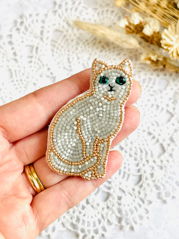 【再制作】ビーズ刺繍の猫ブローチ・ロシアンブルー 2枚目の画像