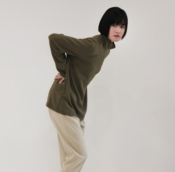 新発売!KHAKI【ハイネック長袖プルオーバー】トリアセテート  ソアロン™ 3枚目の画像