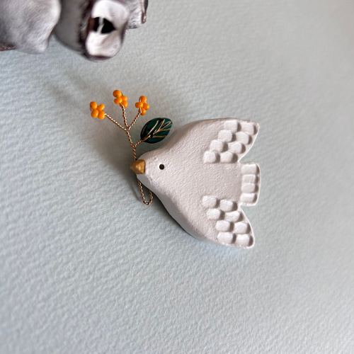 陶芸作家様一点物作品 陶土ブローチ 空を飛ぶ白い鳥 翼 手彩色 希望 平和 友愛 陶芸作家様一点物作品 陶土ブローチ 空を飛ぶ白い鳥 翼 手彩色