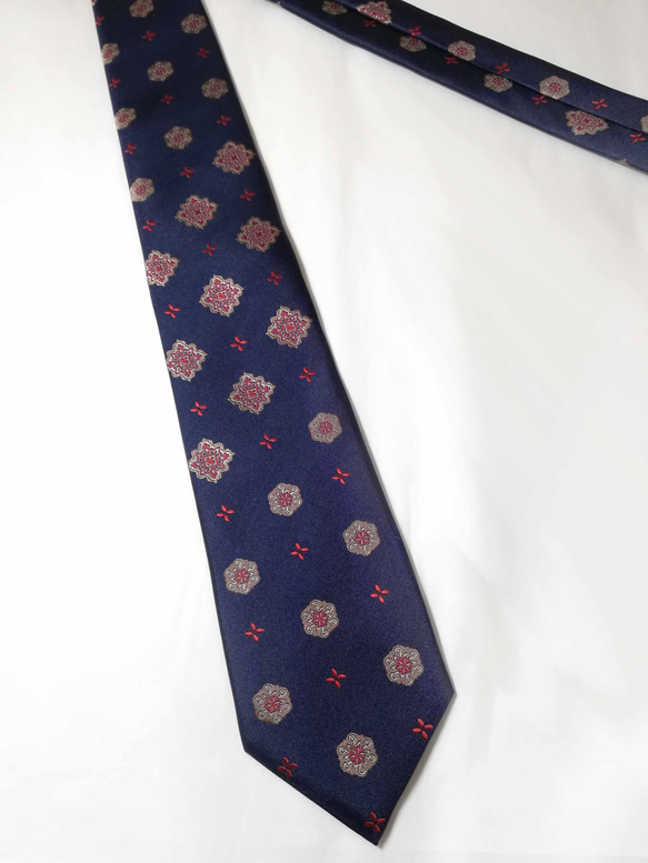 クレストがモチーフのレトロゴージャスなネクタイ Crest necktie 4枚目の画像