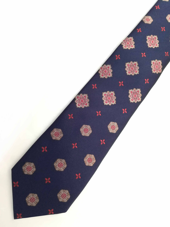 クレストがモチーフのレトロゴージャスなネクタイ Crest necktie 2枚目の画像