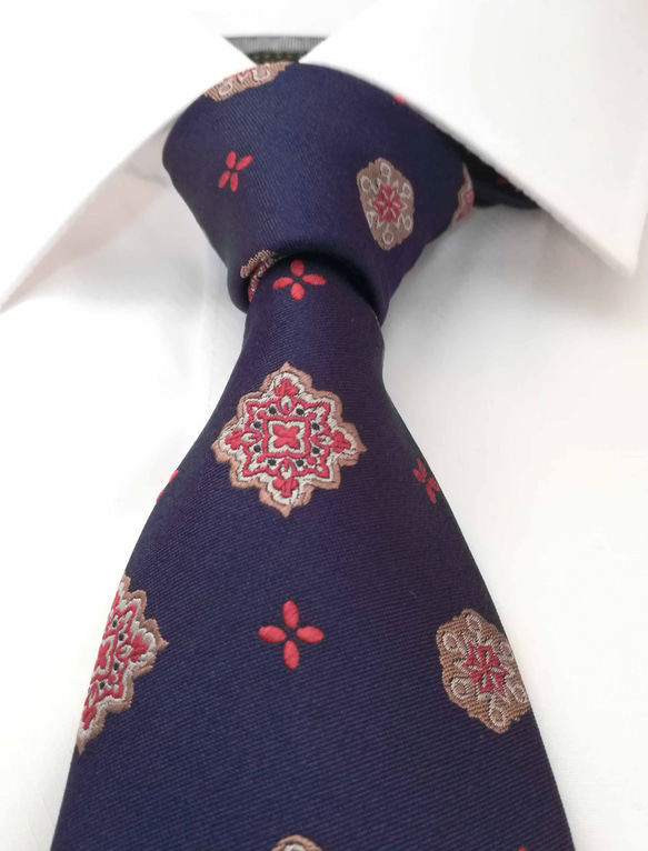 クレストがモチーフのレトロゴージャスなネクタイ Crest necktie 3枚目の画像