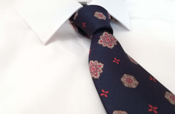 クレストがモチーフのレトロゴージャスなネクタイ Crest necktie 7枚目の画像