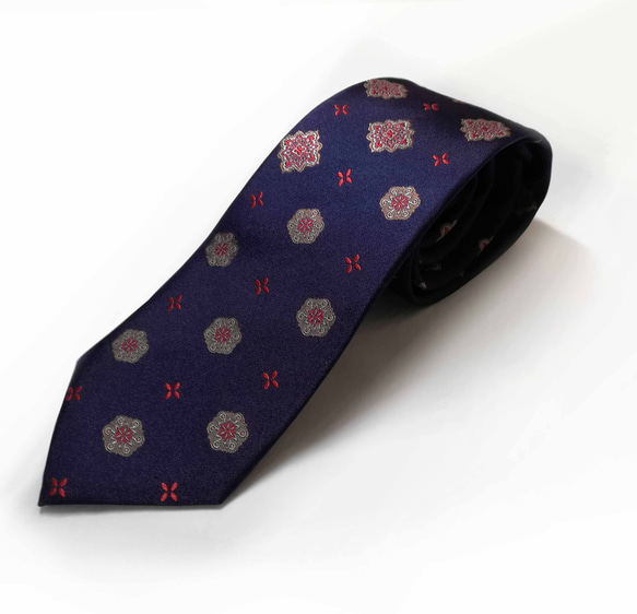 クレストがモチーフのレトロゴージャスなネクタイ Crest necktie 1枚目の画像