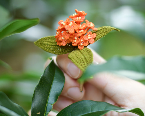 在庫一掃セール中！FOXEY定番 FLEUR 小さなお花のブローチ オレンジ 在庫一掃セール中！FOXEY定番 FLEUR 小さなお花のブローチ