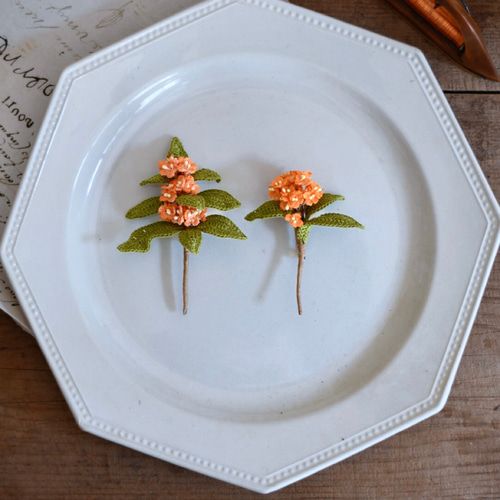受注制作7日】ブローチ 金木犀、花 一束（オレンジ） 手編み