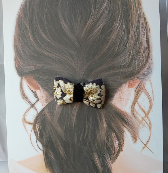 ホワイトとグレーの花模様のインド刺繍リボンの  ヘアゴム セット 3枚目の画像