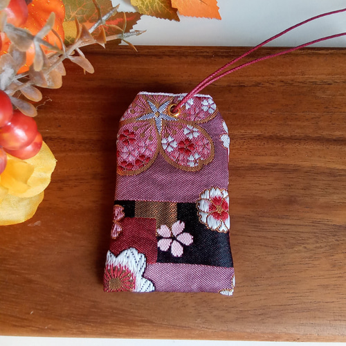 見本(404)お守り袋☆金蘭・色紙文にモダン桜｜