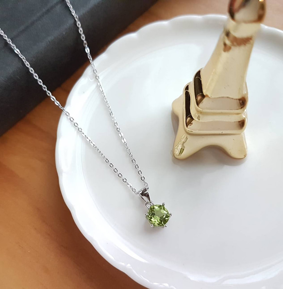 一抹青。5mm橄欖石Peridot 經典爪鑲銀墬鏈 第1張的照片