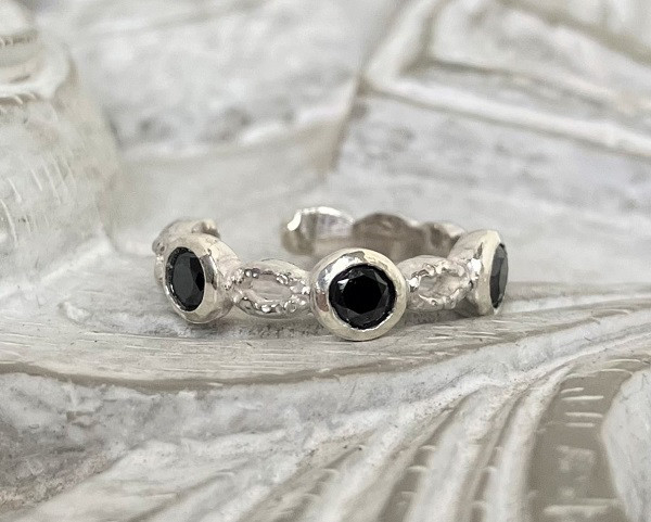 【送料無料】漆黒ブラックスピネル・イヤーカフ（silver925）