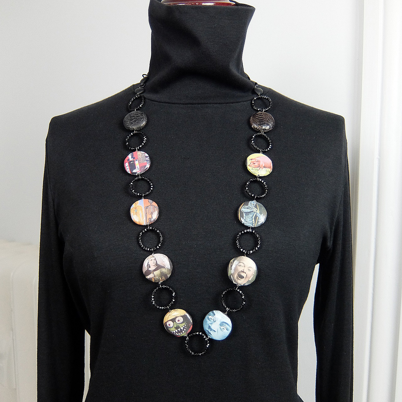 エッセレ・アメリカンポップイラストディスク＆レザーディスク ロングネックレスとピアスのセット